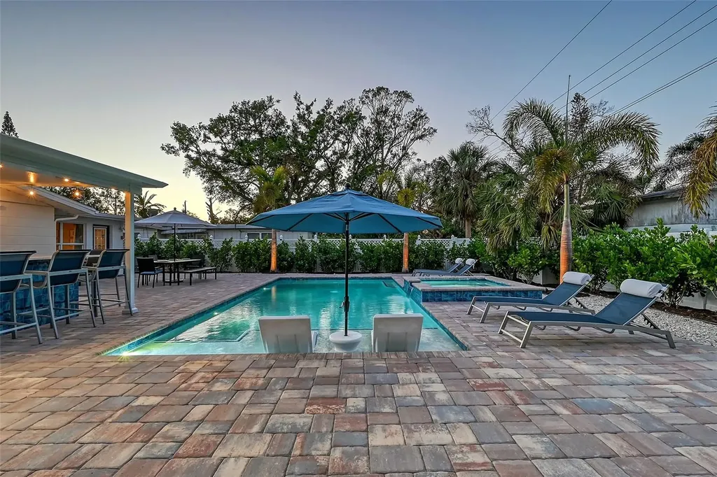 2365 Bay Street Sarasota FL 34237