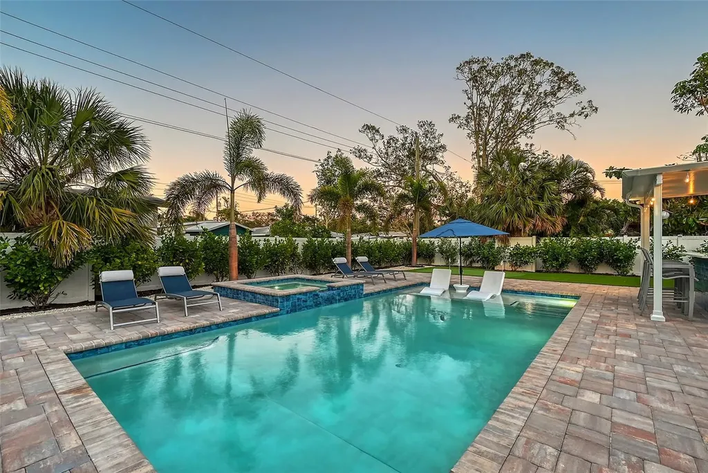 2365 Bay Street Sarasota FL 34237