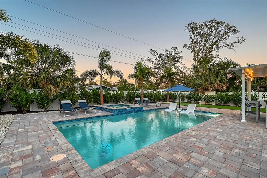 2365 Bay Street Sarasota FL 34237