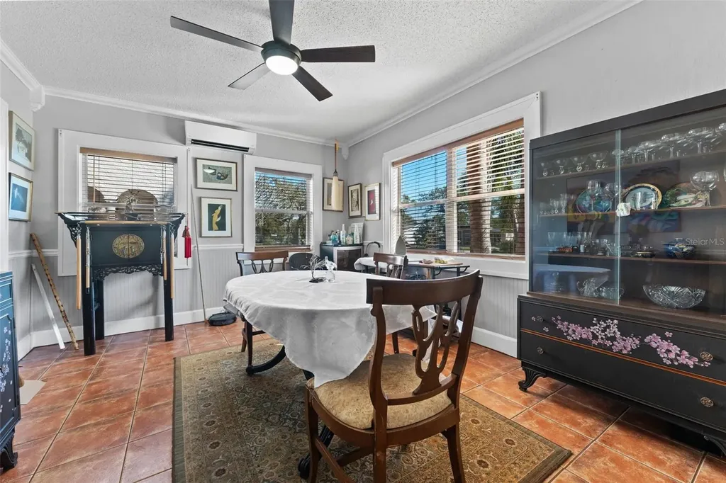 681 Jasmine Way S St Petersburg FL 33705