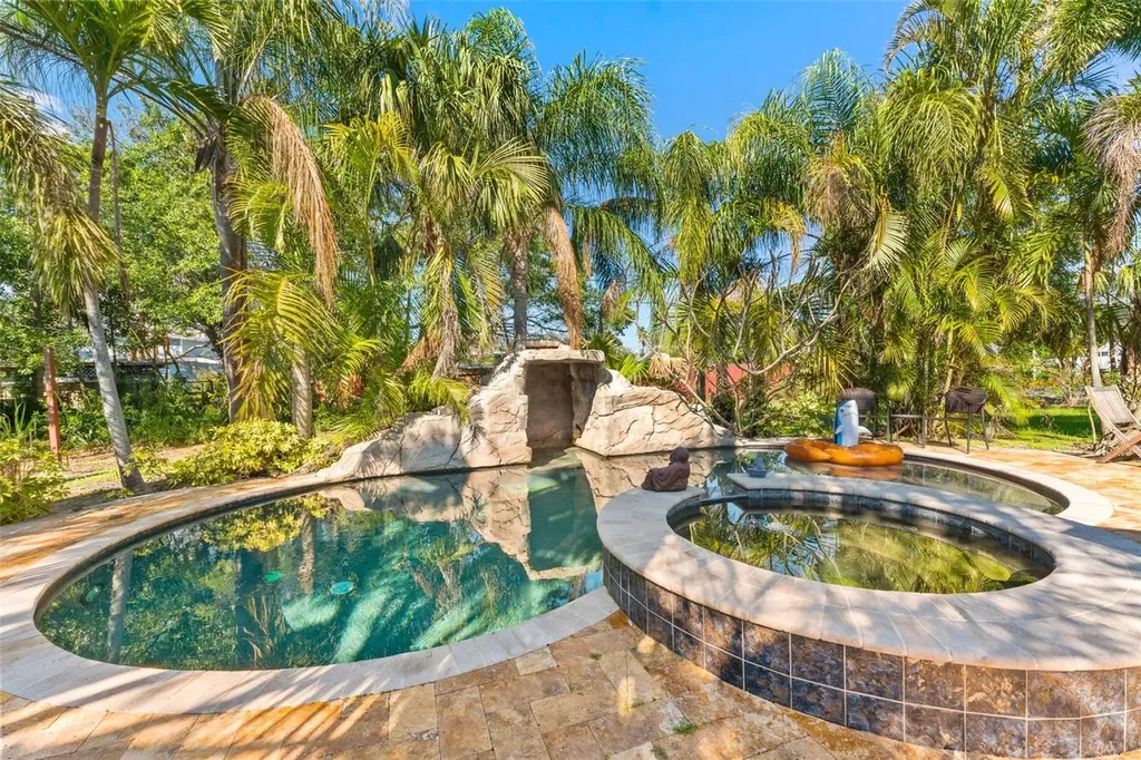 681 Jasmine Way S St Petersburg FL 33705