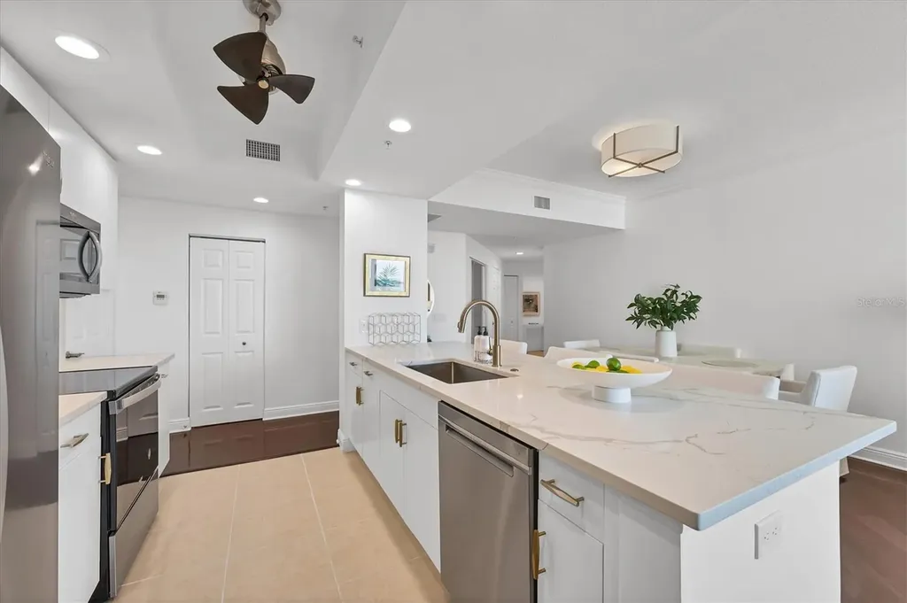 800 N Tamiami Trail Sarasota FL 34236