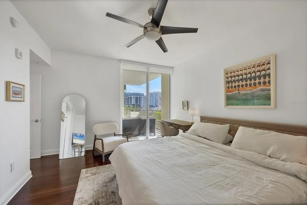 800 N Tamiami Trail Sarasota FL 34236