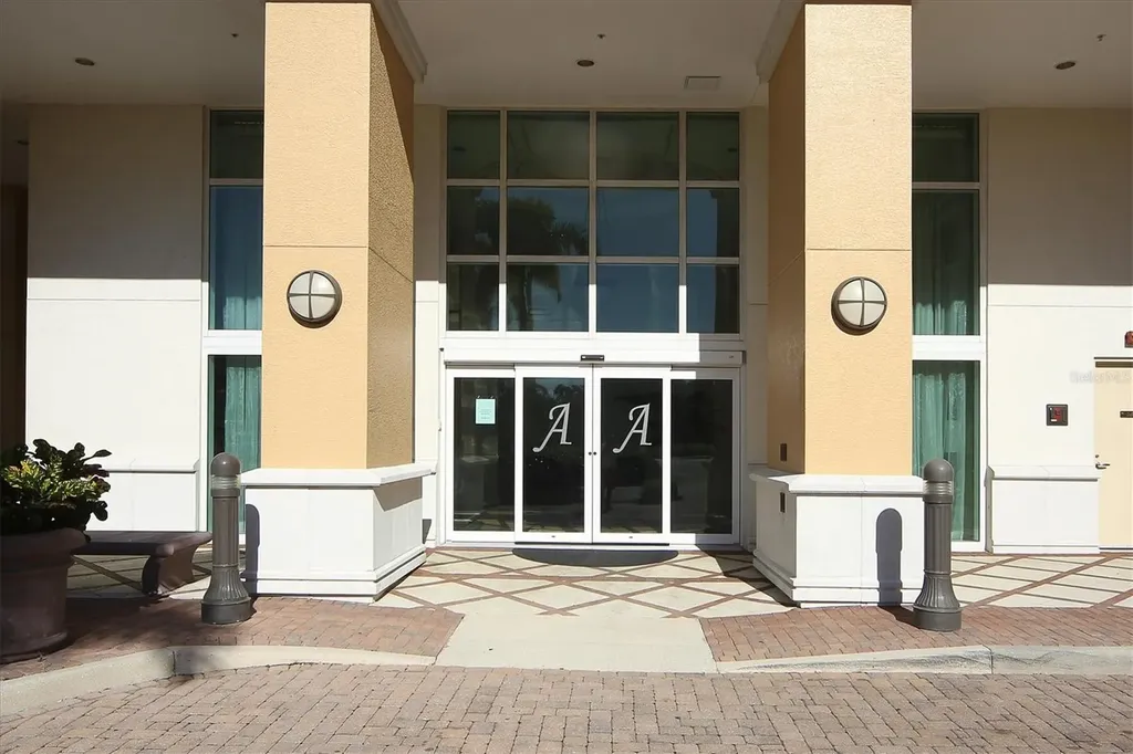 800 N Tamiami Trail Sarasota FL 34236