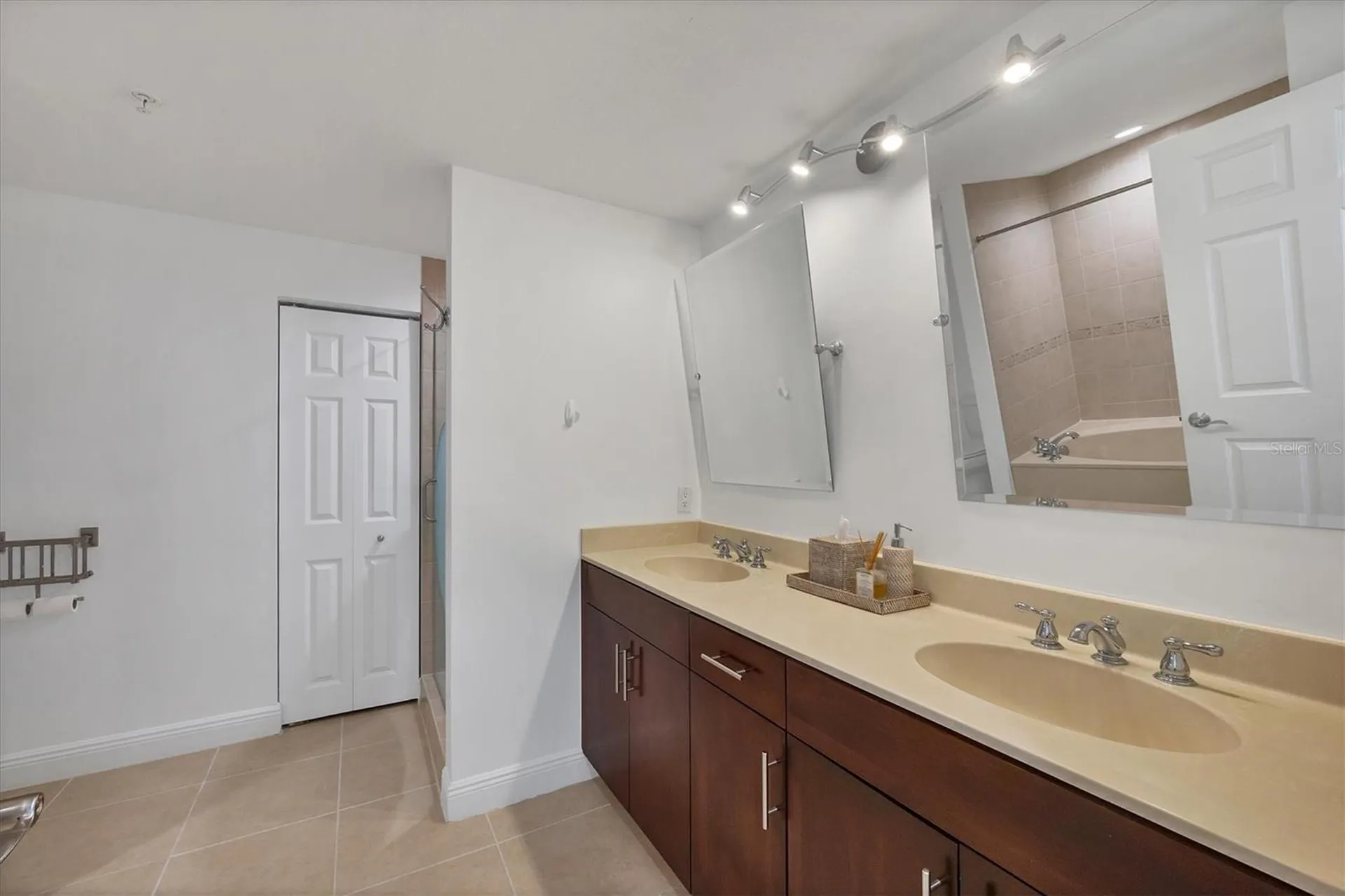 800 N Tamiami Trail Sarasota FL 34236