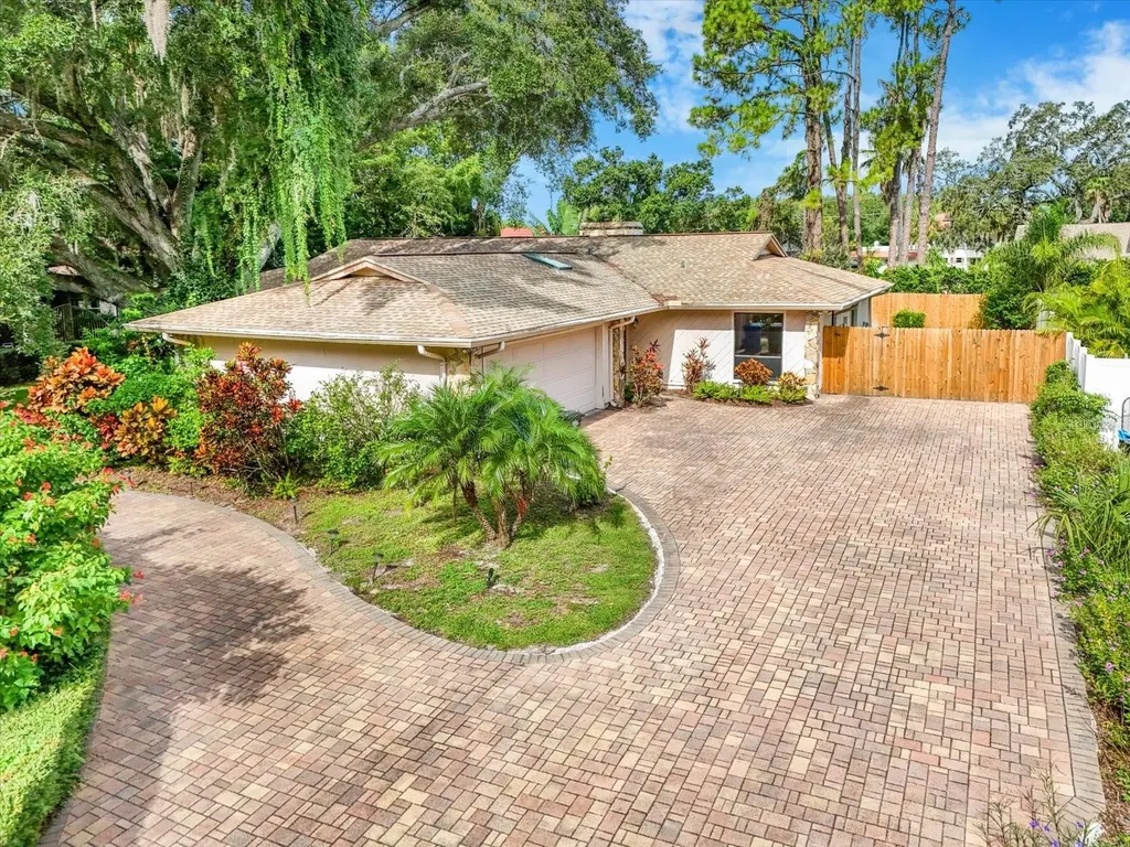 13304 Meadowwood Court Tampa FL 33618