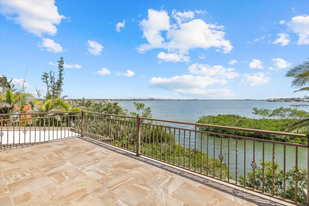 1364 Point Crisp Road Sarasota FL 34242