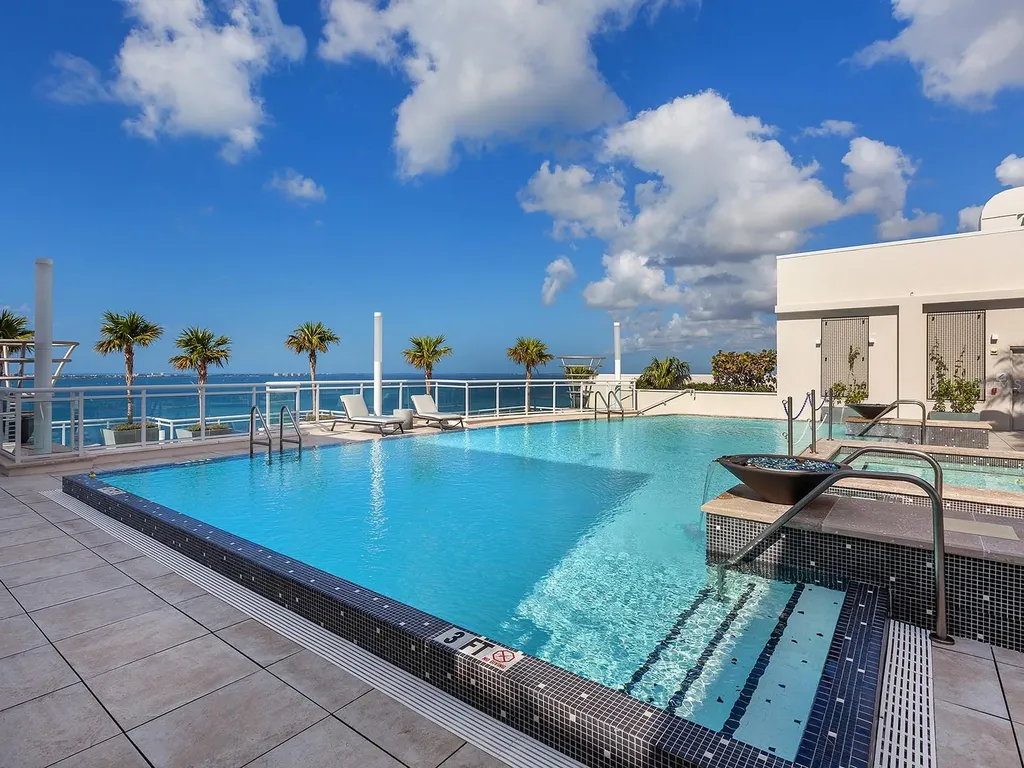 540 N Tamiami Trail Sarasota FL 34236