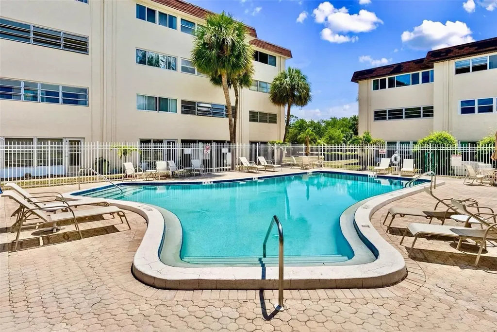 209 NE Lincoln Circle N St Petersburg FL 33702