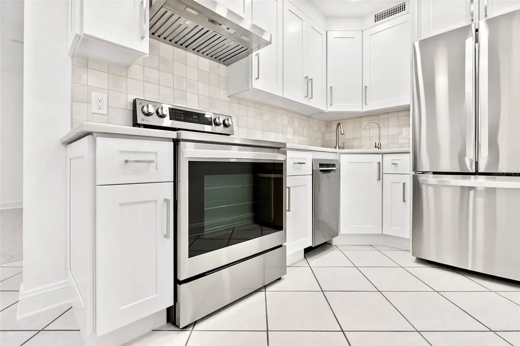 209 NE Lincoln Circle N St Petersburg FL 33702