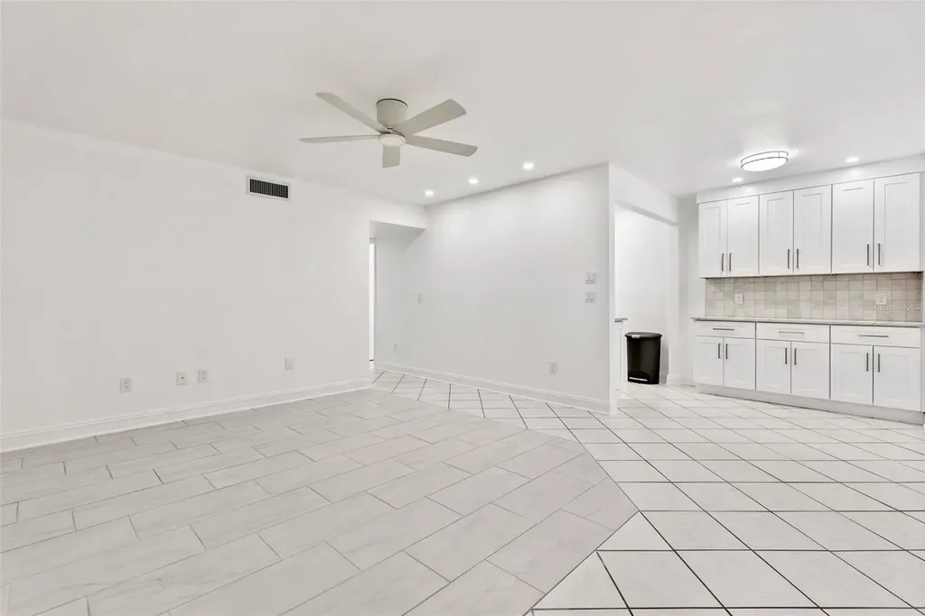 209 NE Lincoln Circle N St Petersburg FL 33702