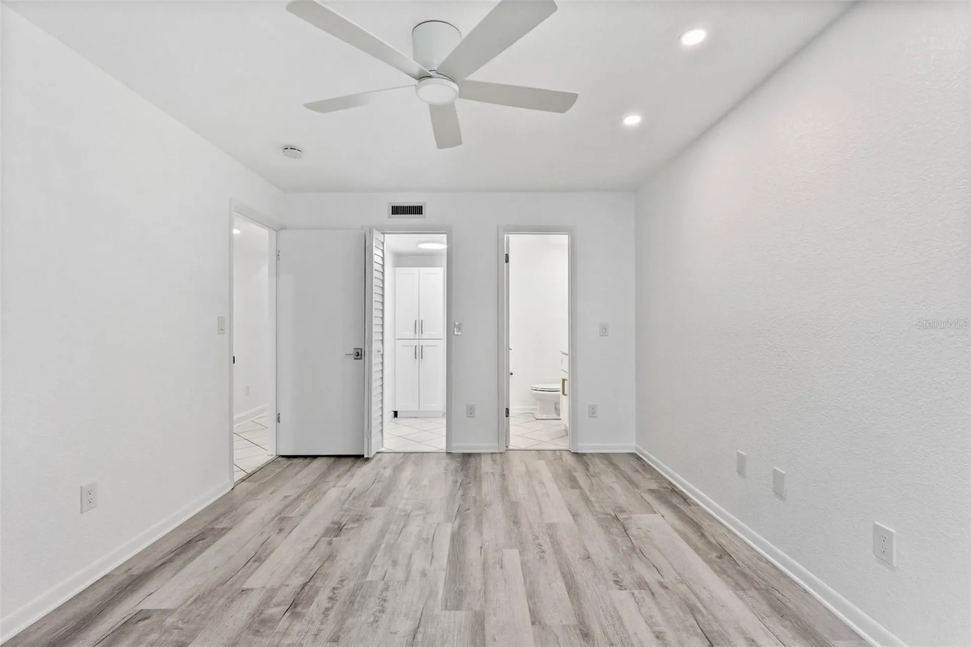 209 NE Lincoln Circle N St Petersburg FL 33702