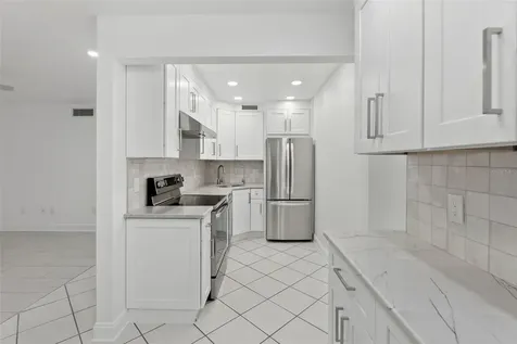 209 NE Lincoln Circle N St Petersburg FL 33702