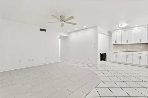209 NE Lincoln Circle N St Petersburg FL 33702