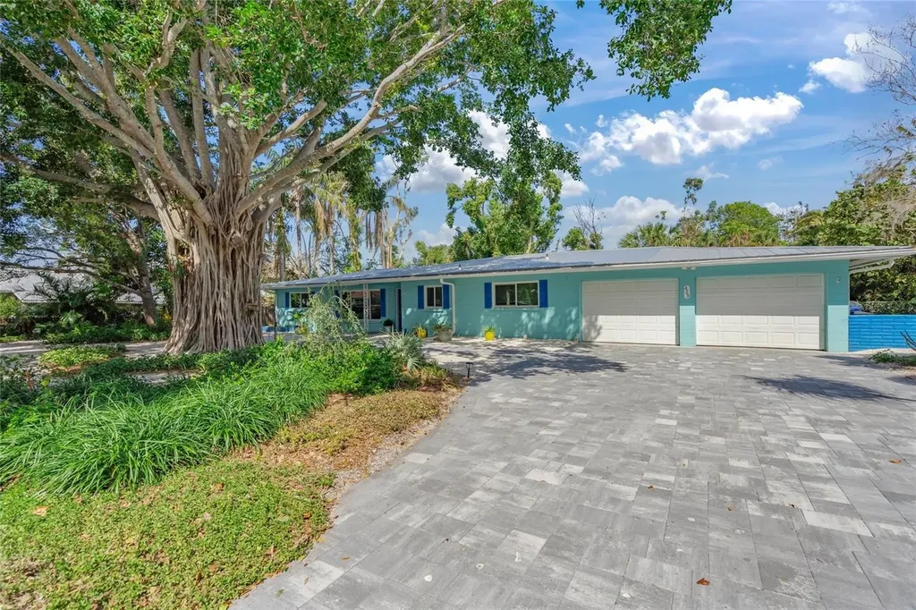425 Poincianna Drive Sarasota FL 34243
