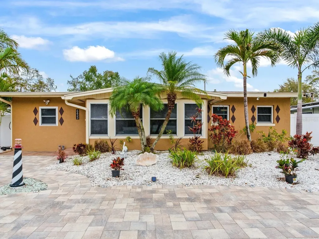 6433 Flamingo Way S St Petersburg FL 33707