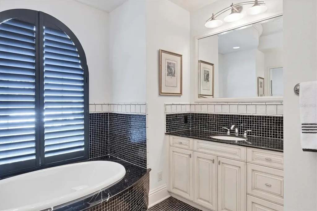 1137 N Lake Shore Drive Sarasota FL 34231