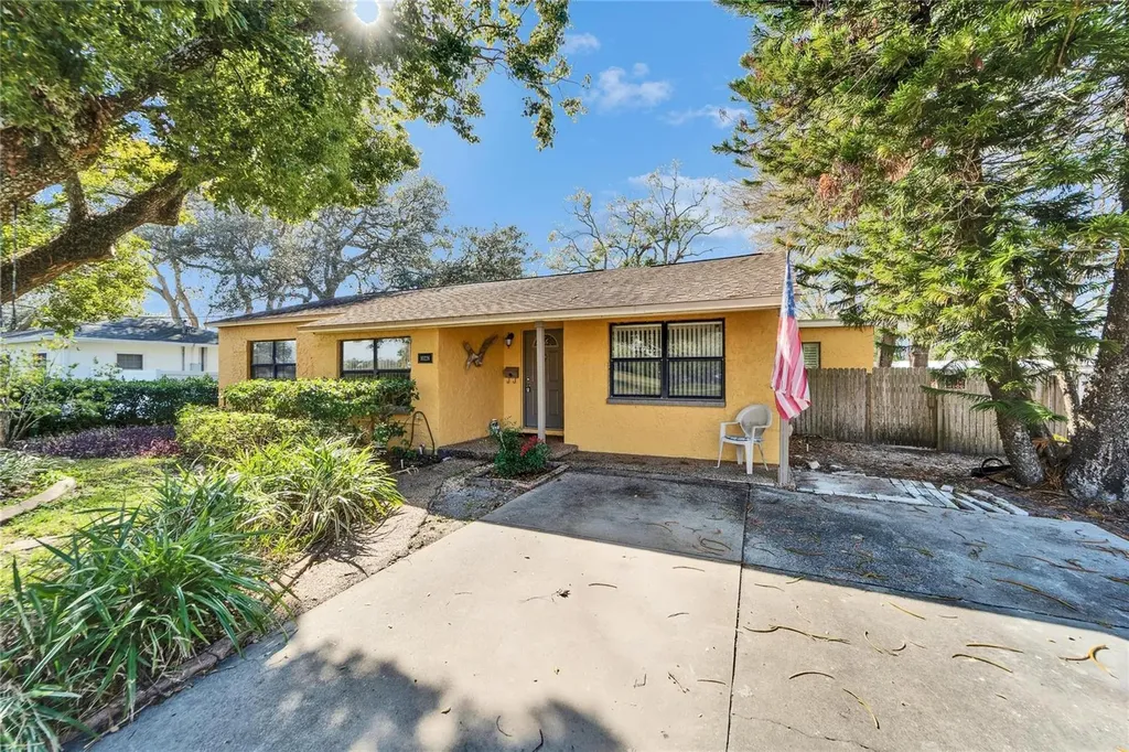 10226 N Oakleaf Avenue Tampa FL 33612