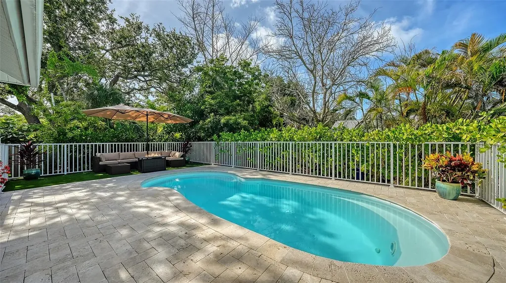 614 Tropical Circle Sarasota FL 34242