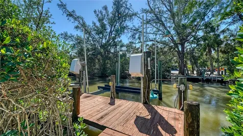 462 Island Circle Sarasota FL 34242