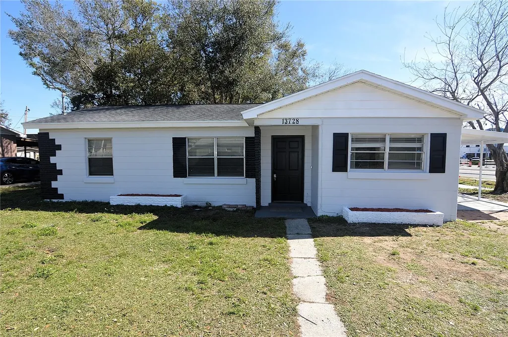 13728 1st Street Dade City FL 33525