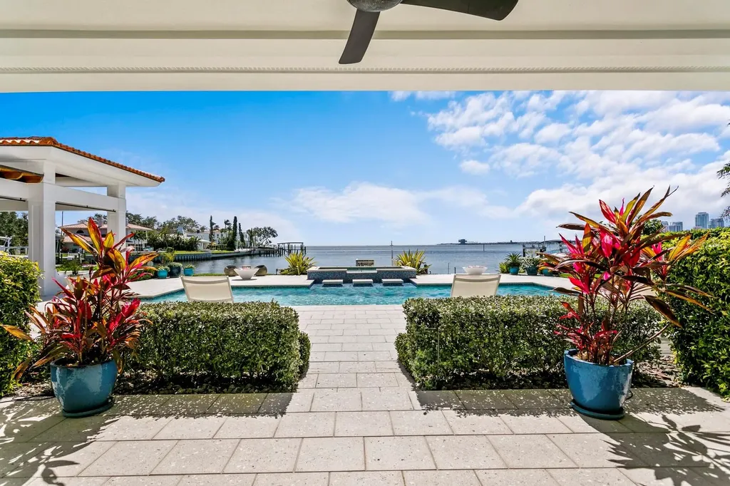 611 Brightwaters Boulevard NE St Petersburg FL 33704