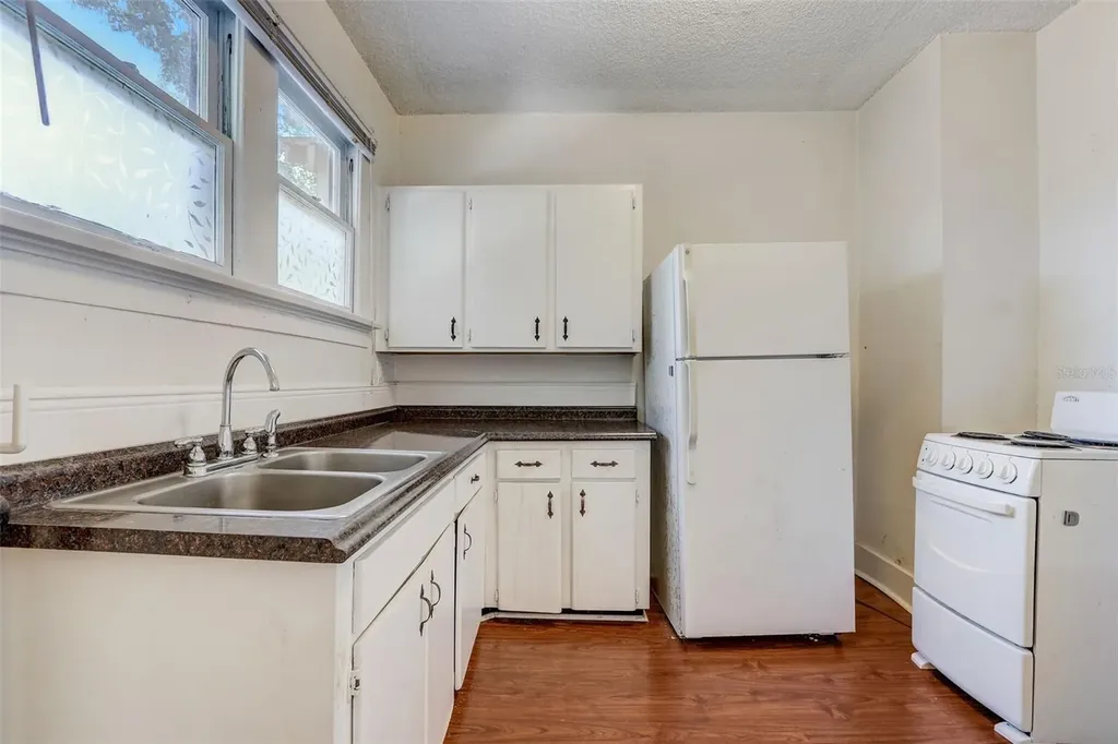 200 & 200 1/2 Hibiscus Court Orlando FL 32801