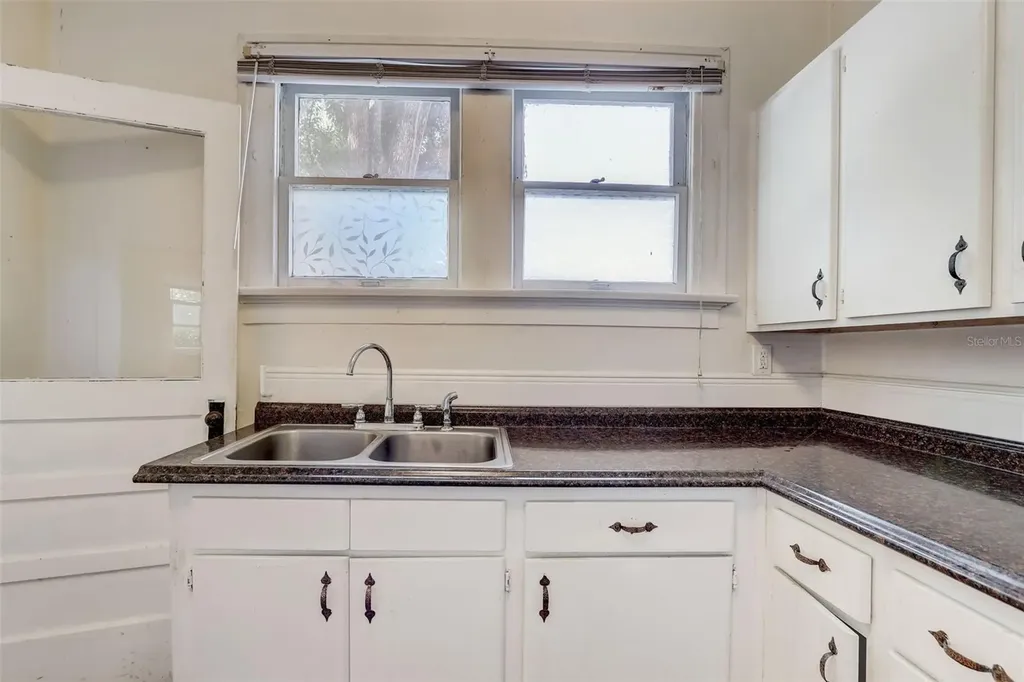 200 & 200 1/2 Hibiscus Court Orlando FL 32801