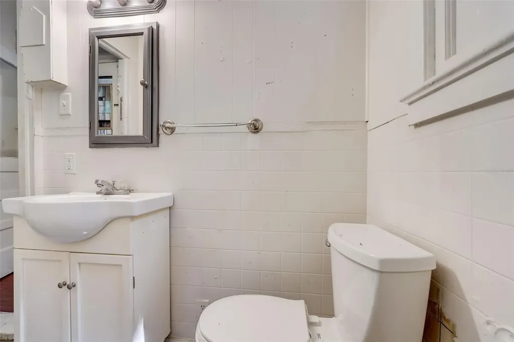 200 & 200 1/2 Hibiscus Court Orlando FL 32801