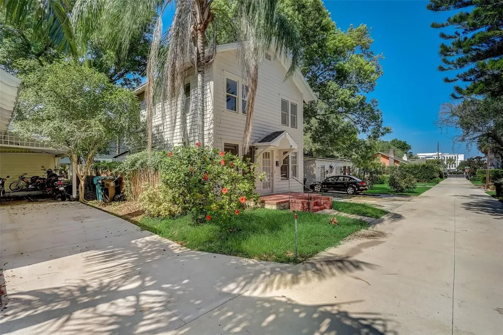 200 & 200 1/2 Hibiscus Court Orlando FL 32801