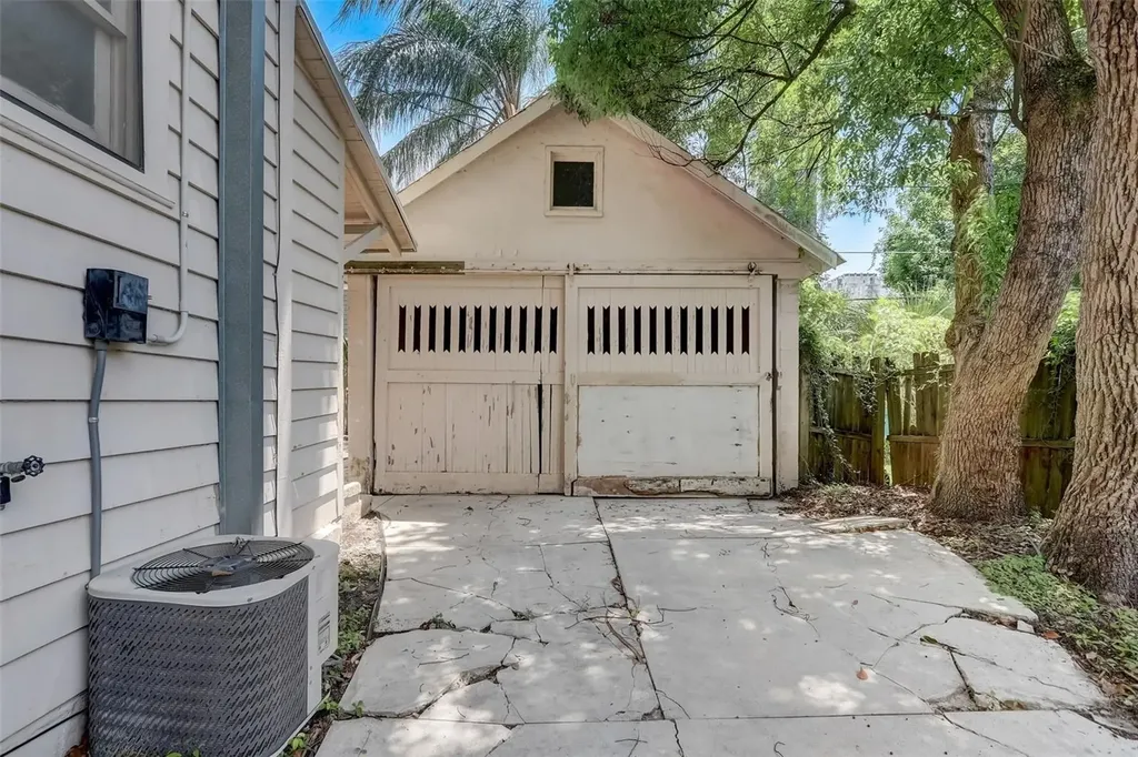 200 & 200 1/2 Hibiscus Court Orlando FL 32801