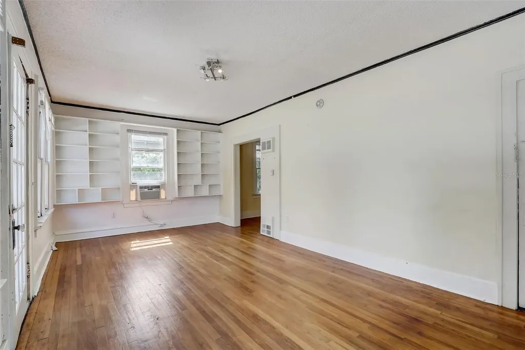 200 & 200 1/2 Hibiscus Court Orlando FL 32801