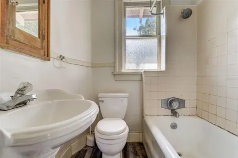 200 & 200 1/2 Hibiscus Court Orlando FL 32801