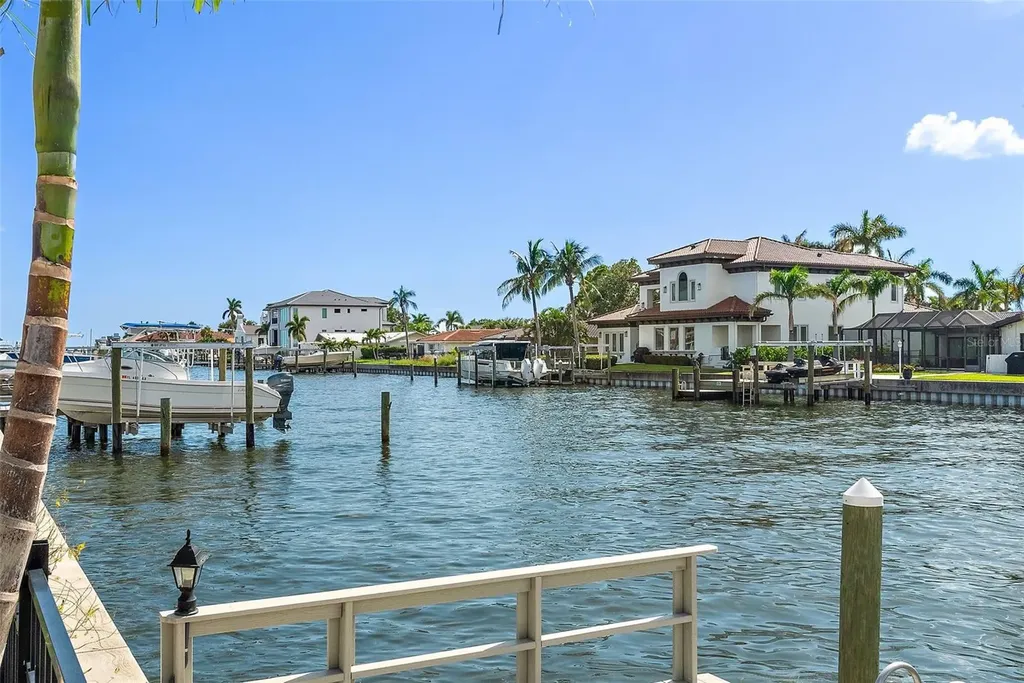 1985 Carolina Avenue NE St Petersburg FL 33703