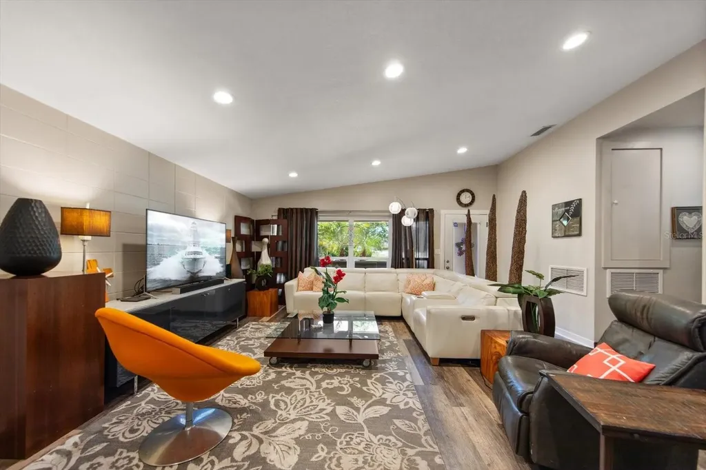 308 Barbara Circle Belleair FL 33756