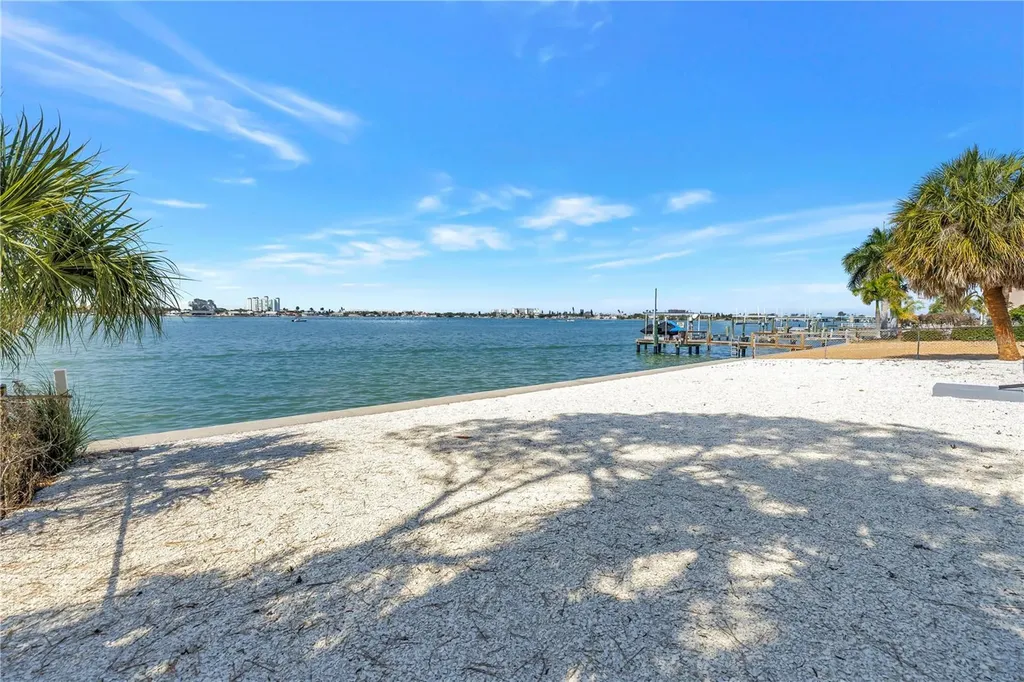 7100 S Shore Drive S St Petersburg FL 33707