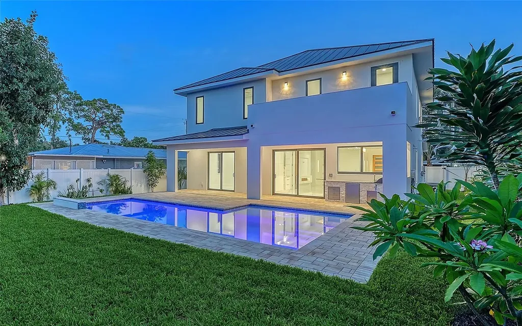 2483 Bay Street Sarasota FL 34237