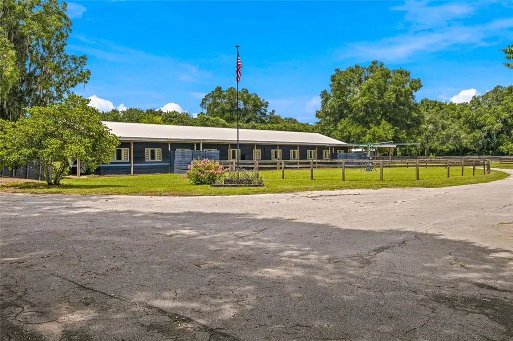 3825 NW 160th Street Reddick FL 32686