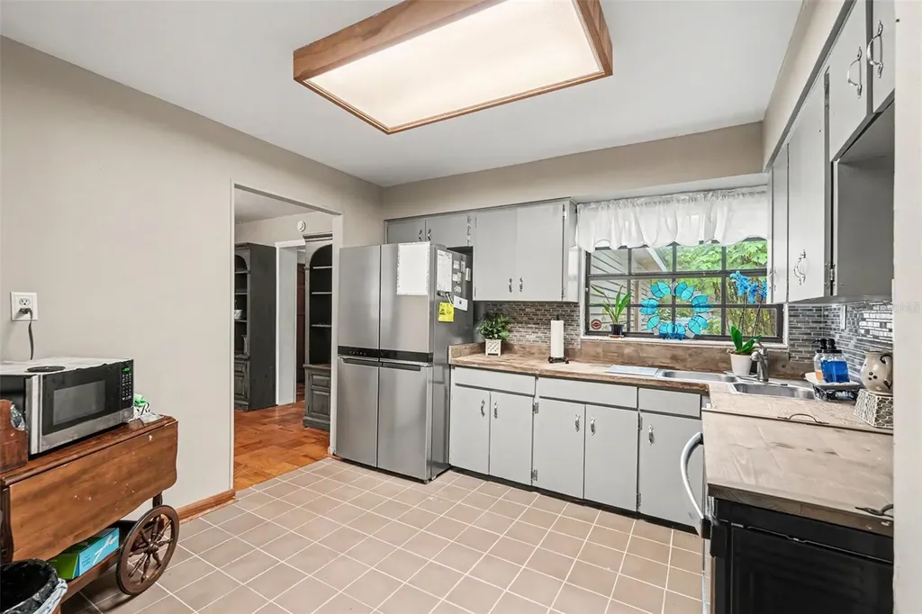 10308 N Oakleaf Avenue Tampa FL 33612