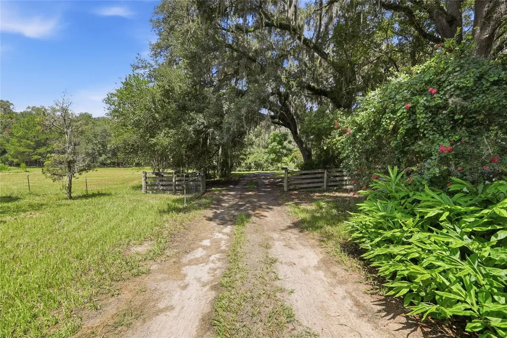 22929 E County Road 1474 Hawthorne FL 32640