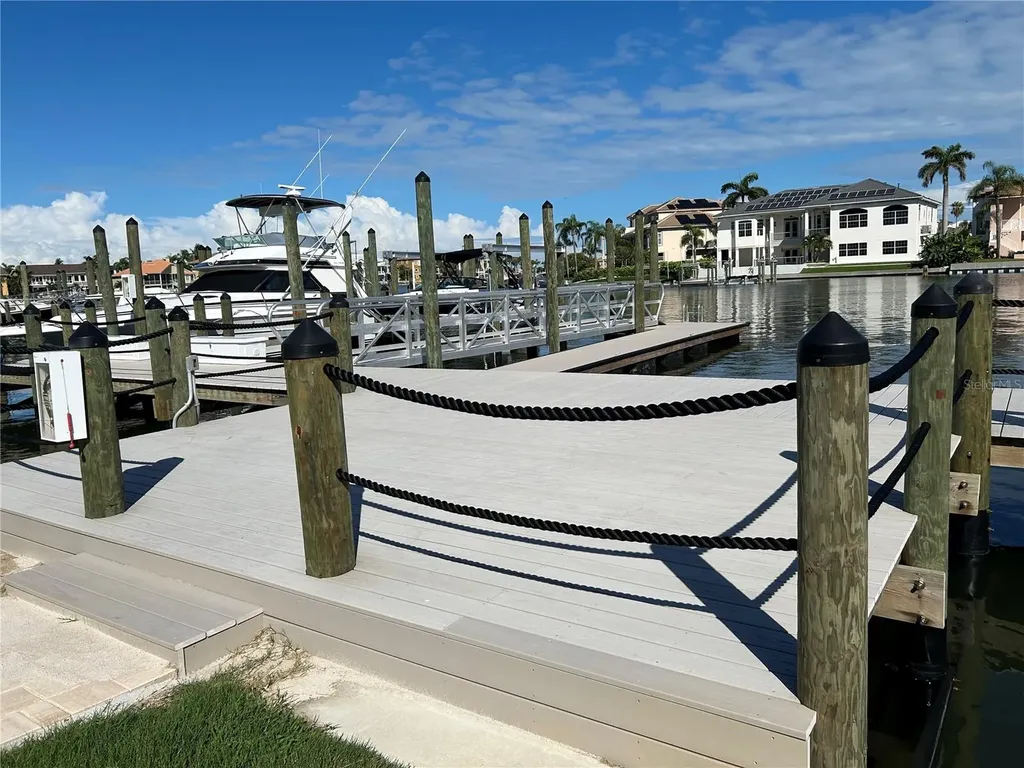 2775 Kipps Colony Drive S St Petersburg FL 33707