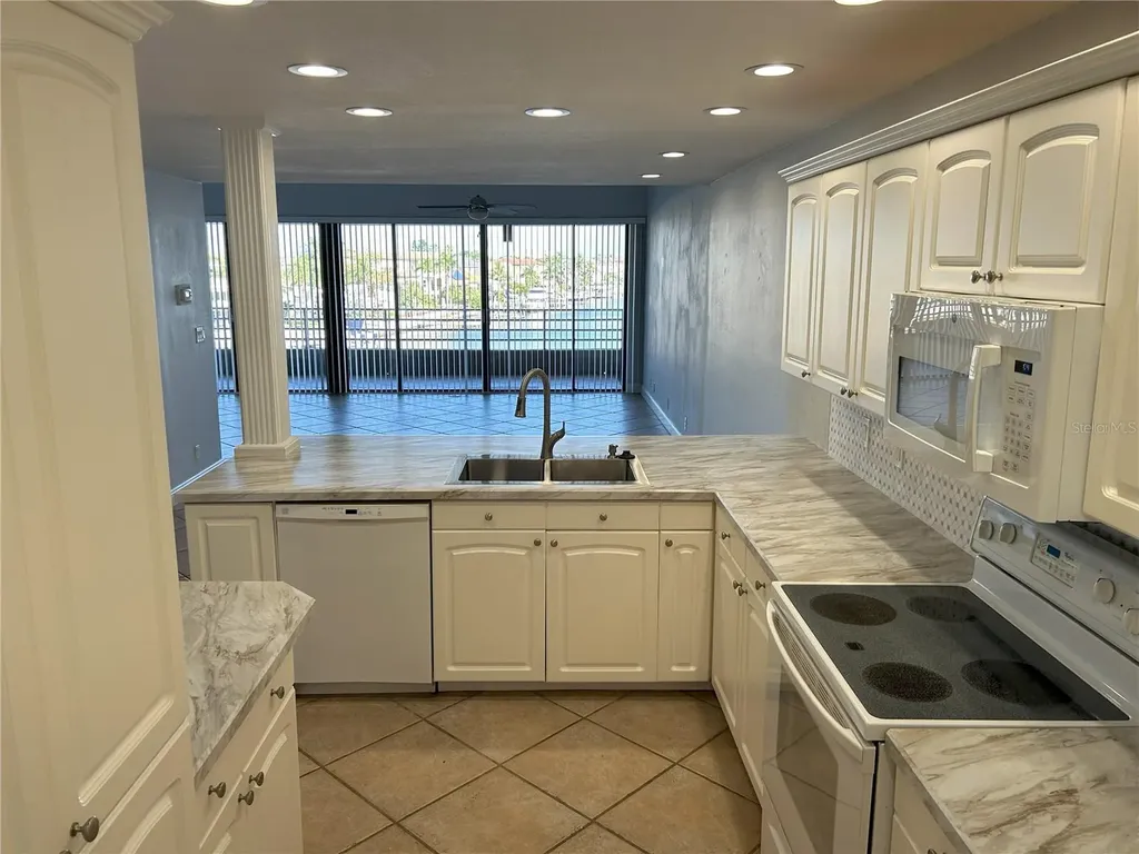 2775 Kipps Colony Drive S St Petersburg FL 33707