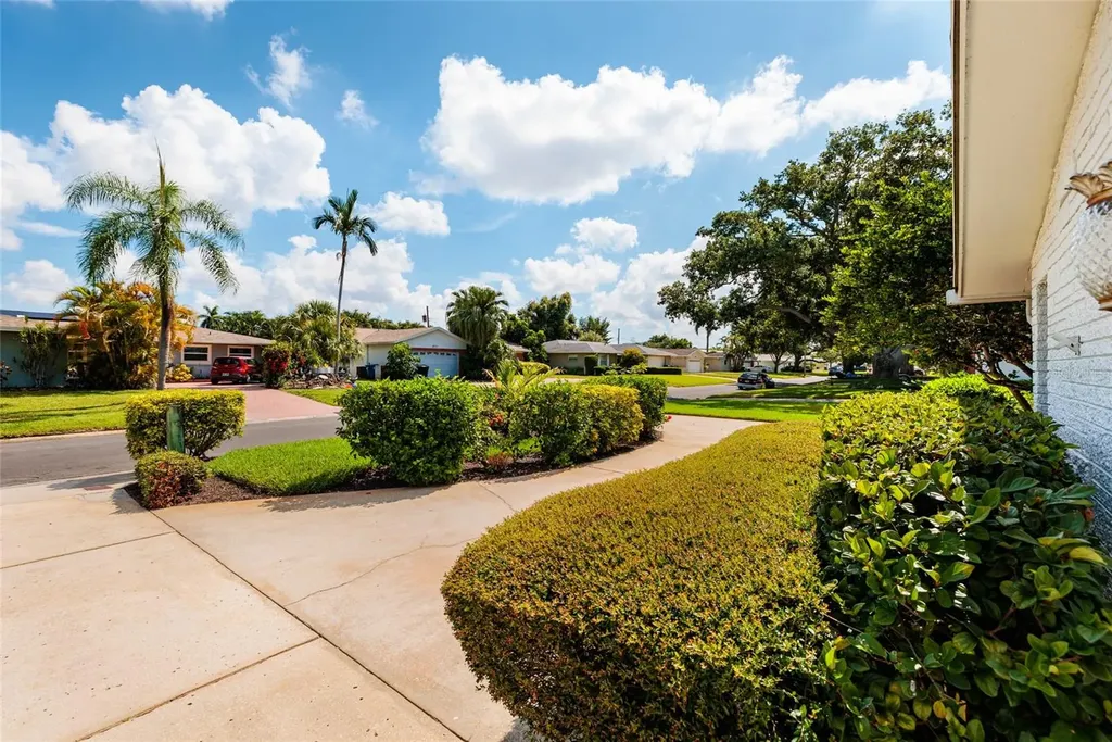 6782 14th Avenue N St Petersburg FL 33710