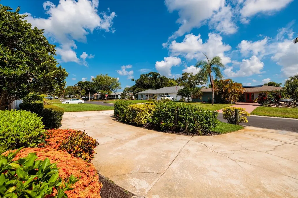 6782 14th Avenue N St Petersburg FL 33710