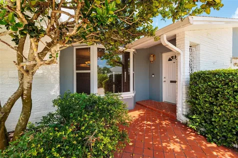6782 14th Avenue N St Petersburg FL 33710