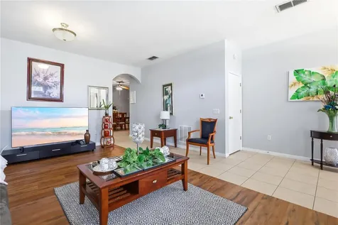 907 Hacienda Circle Kissimmee FL 34741