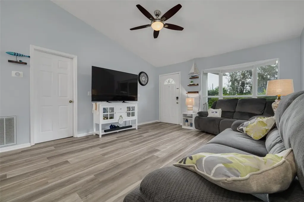 1848 77th Avenue N St Petersburg FL 33702