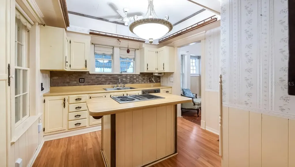 127 E Laurel Avenue Howey In The Hills FL 34737