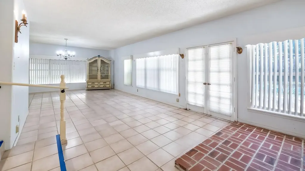 127 E Laurel Avenue Howey In The Hills FL 34737