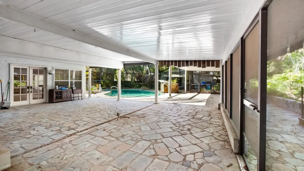 127 E Laurel Avenue Howey In The Hills FL 34737